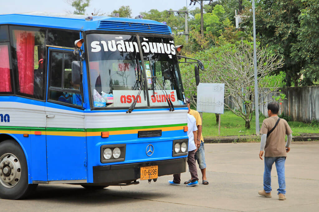 Ein blauer Bus, in den Passagiere einsteigen