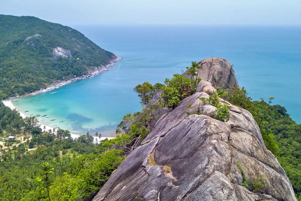 Ausblick auf das Meer und die bergige Landschaft von einem großen Felsen
