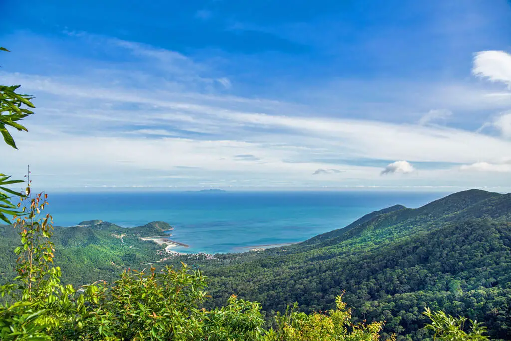 Ausblick auf das Meer und die bergige Landschaft Koh Phangans