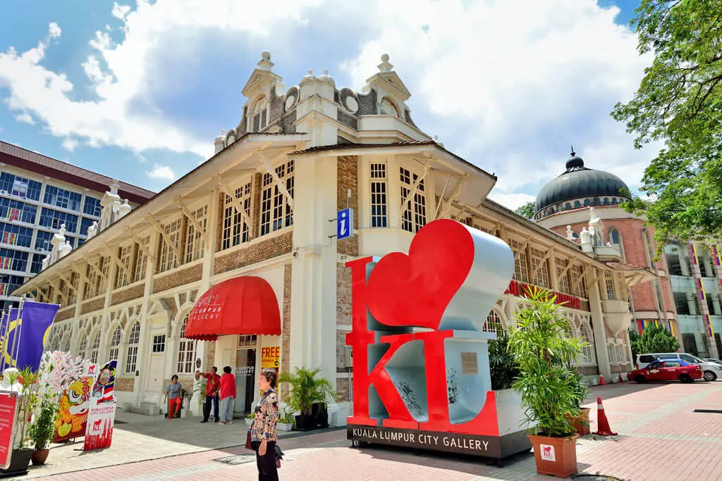 Ein Gebäude mit schöner Archtektur, davor der Fotospot "I love Kuala Lumpur"