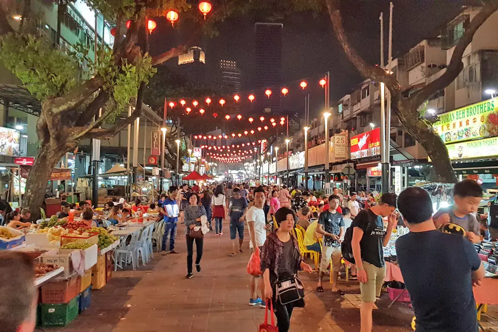 Ein riesiger Streetfoodmarkt mit zahlreichen Tischen, Stühlen und Garküchen sowie viele Menschen