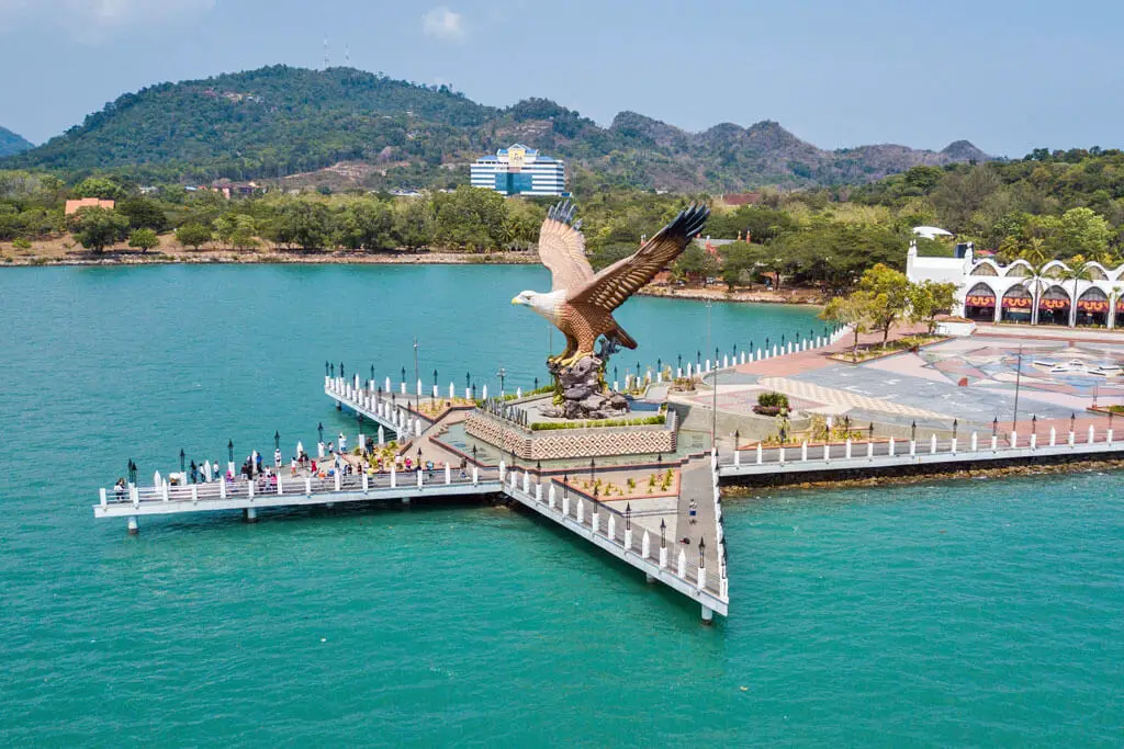 Eine Adler-Statue auf dem sternförmigen Eagle Square, der sich ins Meer erstreckt