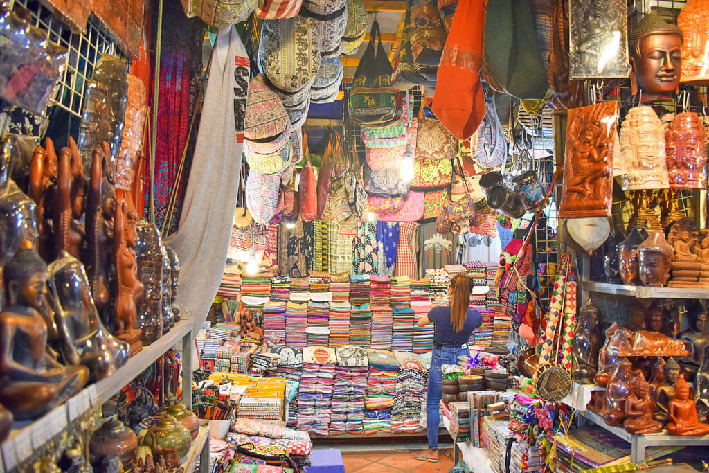 Ein Markt mit vielen bunten Stoffen, Souvenirs, Taschen und Schnitzereien