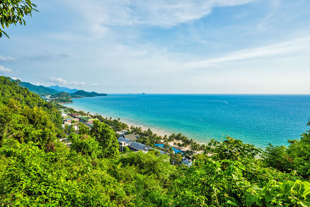 Luftaufnahme auf den White Sand Beach mit seinen Resorts und vielen Palmen