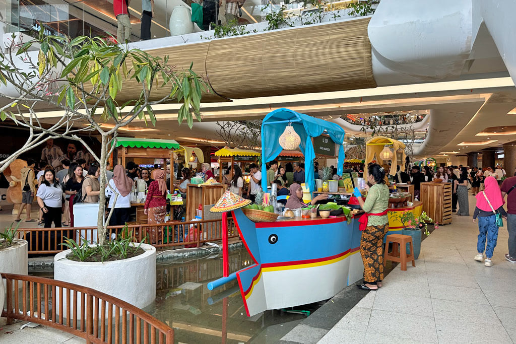 Verkaufsstand in Form eines Fischerbootes in einer Shoppingmall in Sanur