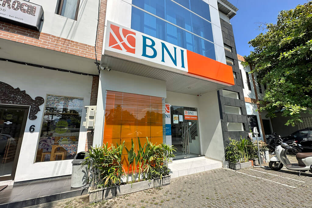 ATM und Bank von der BNI am Straßenrand