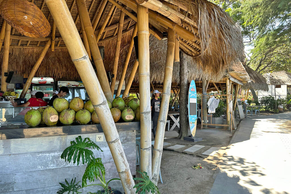 Cafe im Bali-Stil mit frischen Kokosnüssen am Strand