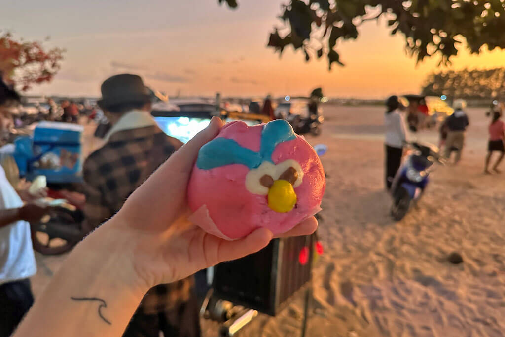 Buntes Streetfood in Angry-Birds-Form an der Promenade von Sanur zum Sonnenuntergang