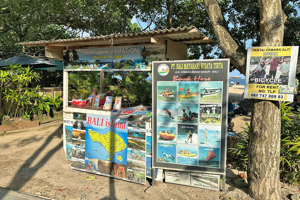 Werbung an der Strandpromenade für Inseltouren und Wassersport