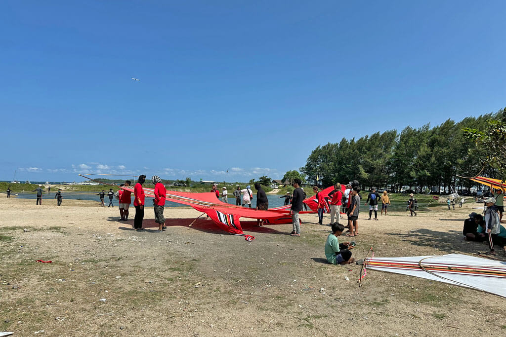 Ein großer Kite am Strand von Sanur