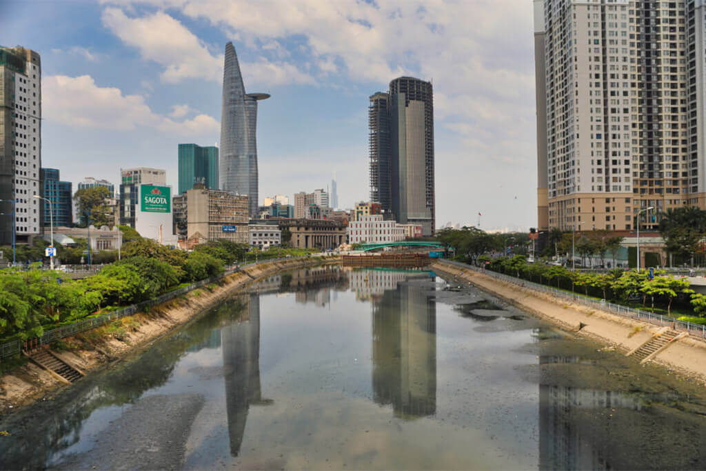 An den Ufern eines Kanals in Ho Chi Minh Stadt stehen Hochhäuser