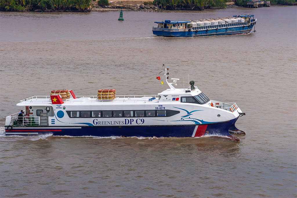 Fähre der Firma Greenlines auf dem Fluss neben einem anderen Boot