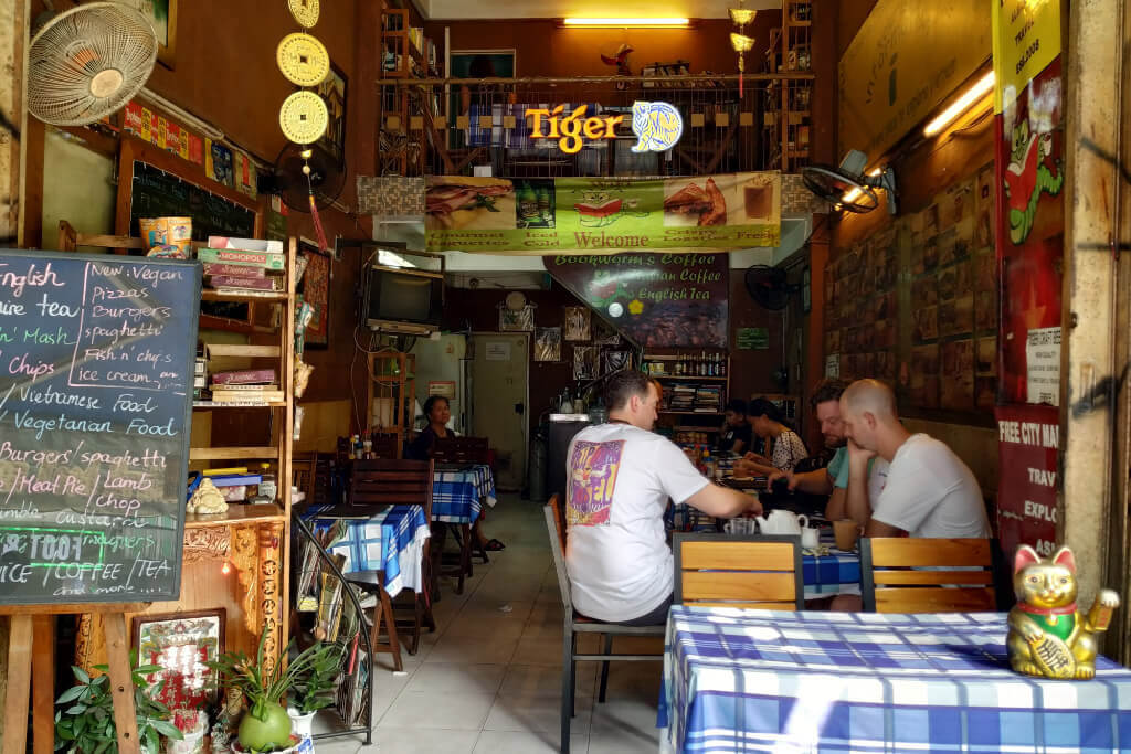 Blick in ein einfaches Restaurants für Touristen in Ho Chi Minh Stadt.