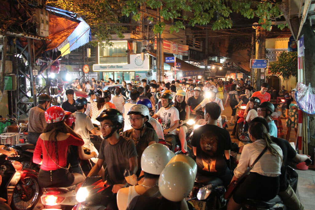 Traffic in Hanoi, (c) Mark Markand Sehr dicht von Motorrädern und Menschen belebte Straße in Hanoi bei Nacht