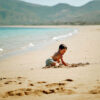 Ein Kind sandelt am Strand