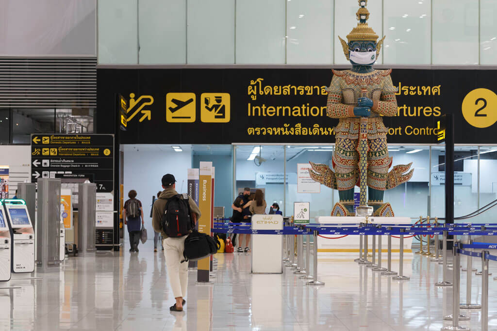 Halle "International Departures" des Suvarnabhumi Flughafens mit traditioneller thailändischer Statue in der Mitte