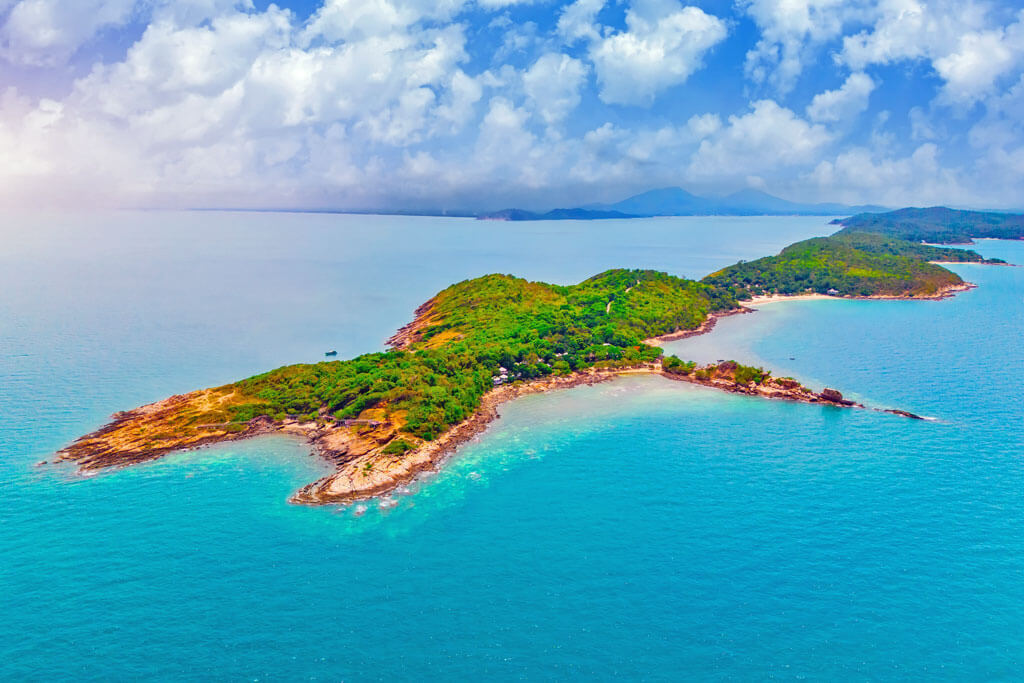 Luftaufnahme auf die schmale Insel Koh Samet mit ihrer felsigen Küste und Wäldern