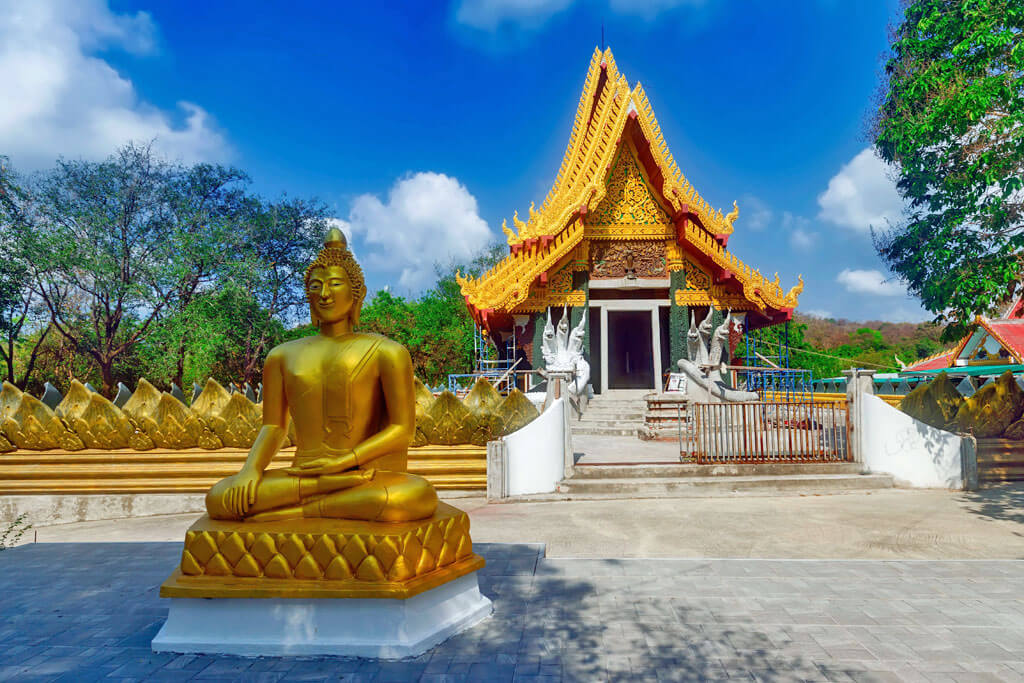 Ein Tempel mit einer goldenen Buddha-Statue davor
