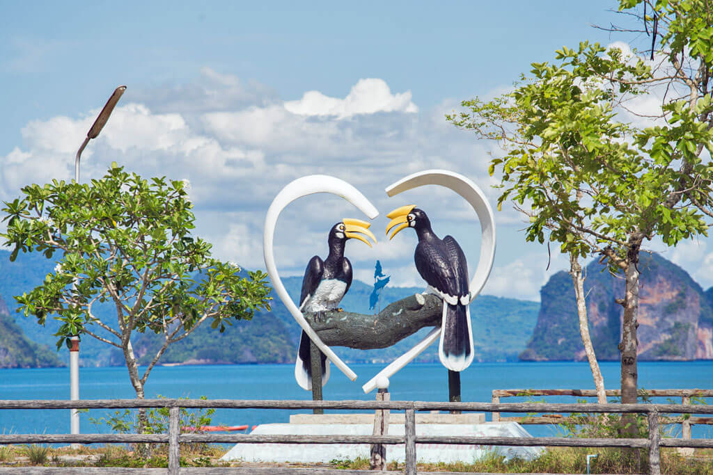 Die Hornbill-Statue am Pier der Insel mit zwei Hornbill-Vögel in einem Herz