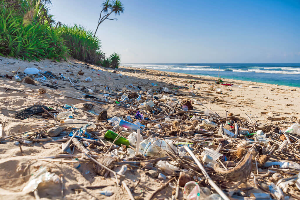 Strand mit Plastikmüll