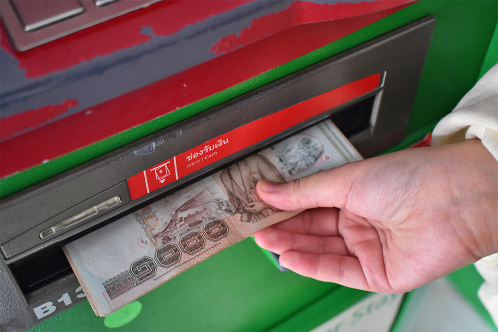 Thailändische Baht werden aus dem Geldautomaten genommen