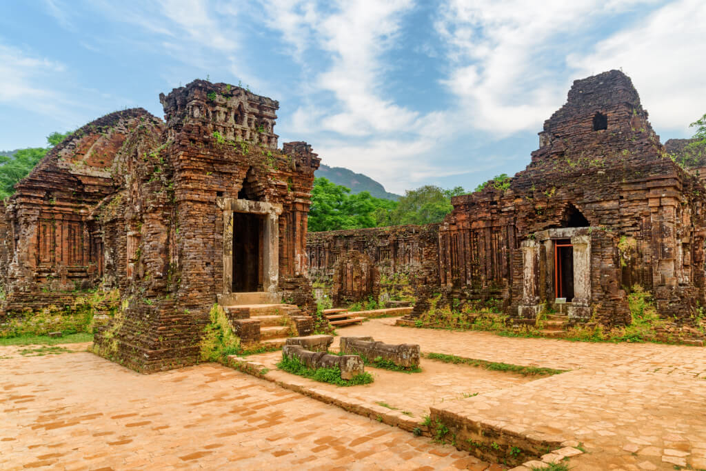 2 Tempelruinen aus roten Ziegelsteinen in My Son, Vietnam