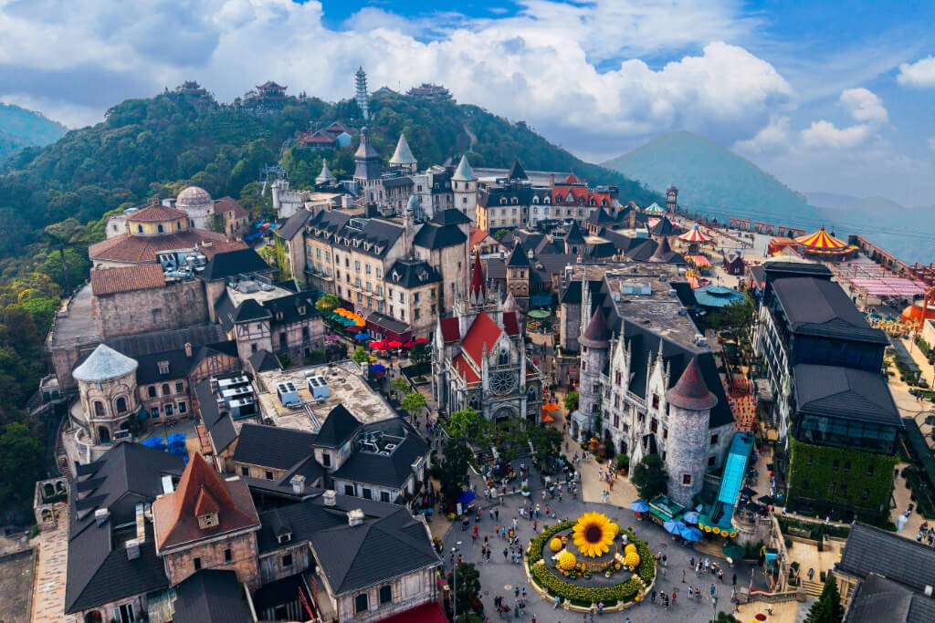 Luftbild von Ba Na Hills mit presudo-historischen europäischen Häusern auf einem Berg