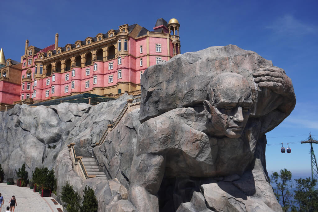 Ein Hotel Ba Na Hills ruht auf dem Rücken eines Fels-Riesen