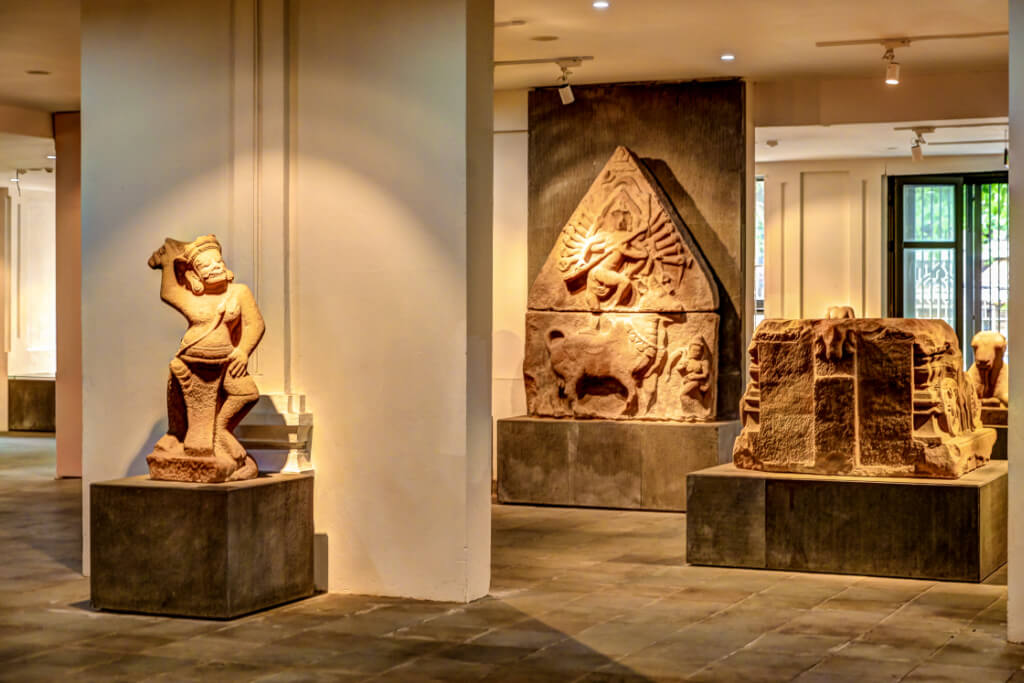 Innenansicht des Cham-Museums in Da Nang mit einigen beleuchteten Skulpturen