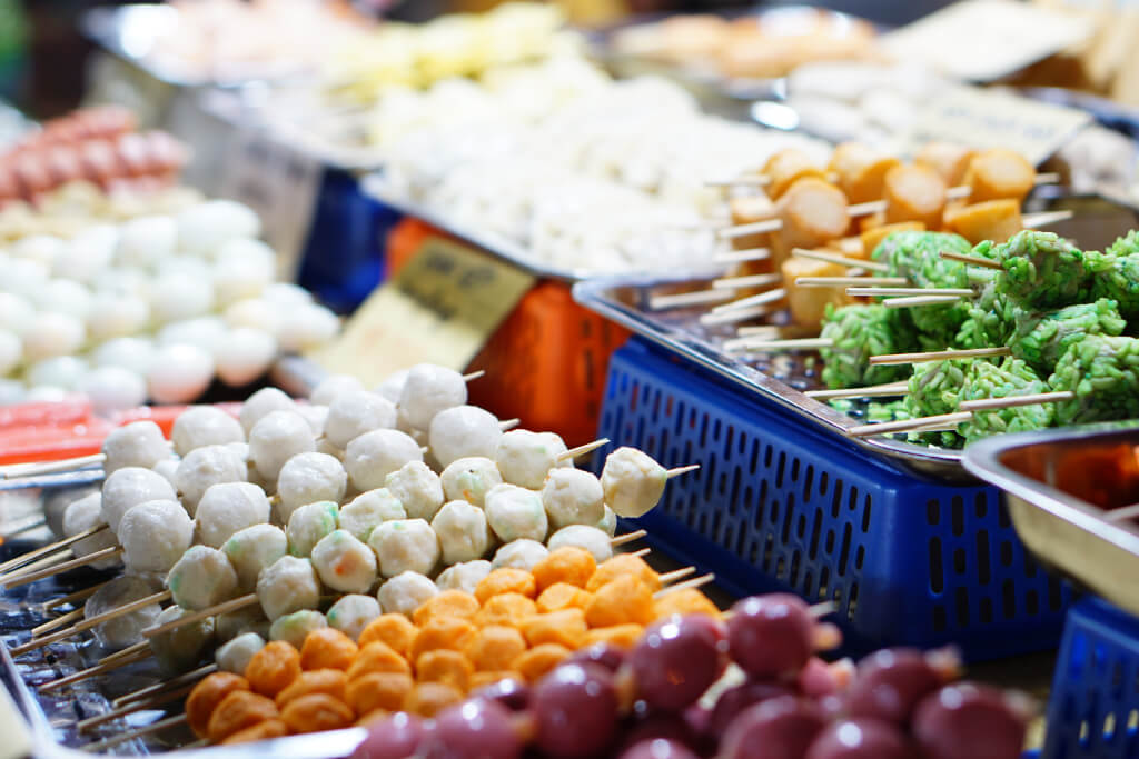 Frische Grillspieße in einer Auslage auf einem Essensmarkt in Da Nang