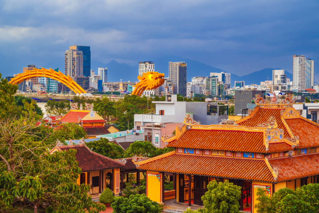 Da Nang Stadtansicht mit alten und neuen Gebäuden sowie der Drachenbrücke