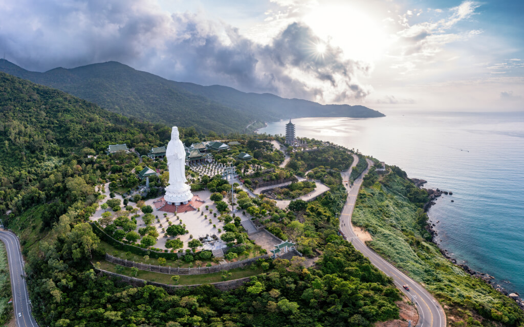 Luftbild der Ling-Ung-Pagode auf der Son-Tra-Halbinsel bei Da Nang