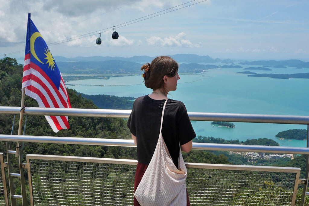 Aussichtsplattform Eagles Nest SkyWalk auf Langkawi Malaysia mit Blick über den Dschungel und das Meer mit vorgelagerten Inseln