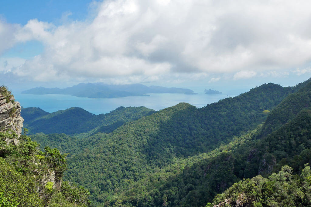 Dschungel auf der Insel Langkawi in Malaysia mit Blick übers Meer und umliegende Inseln