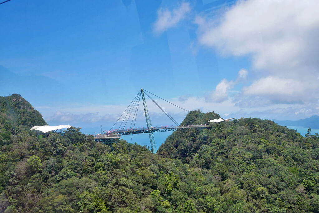 SkyBridge auf Langkawi, Malaysia über Dschungelgrün und vor blauem Himmel
