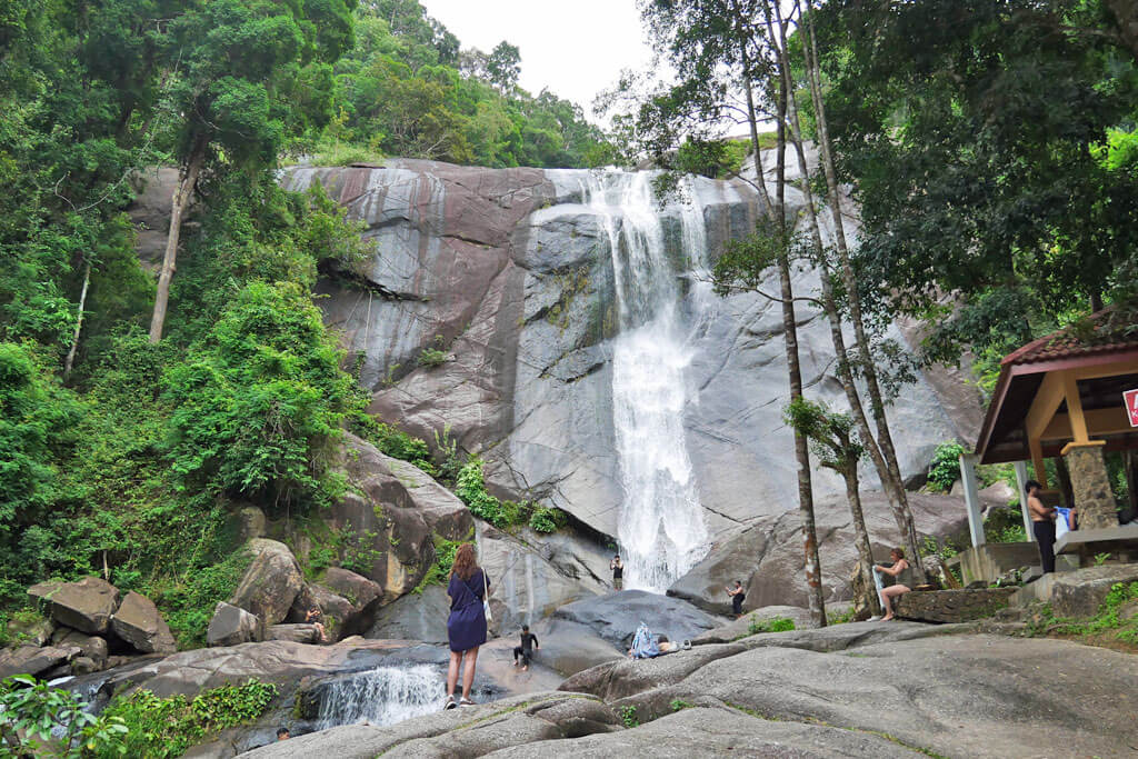 91 Meter hoher Wasserfall an Felswand auf Langkawi, umgeben von Dschungel