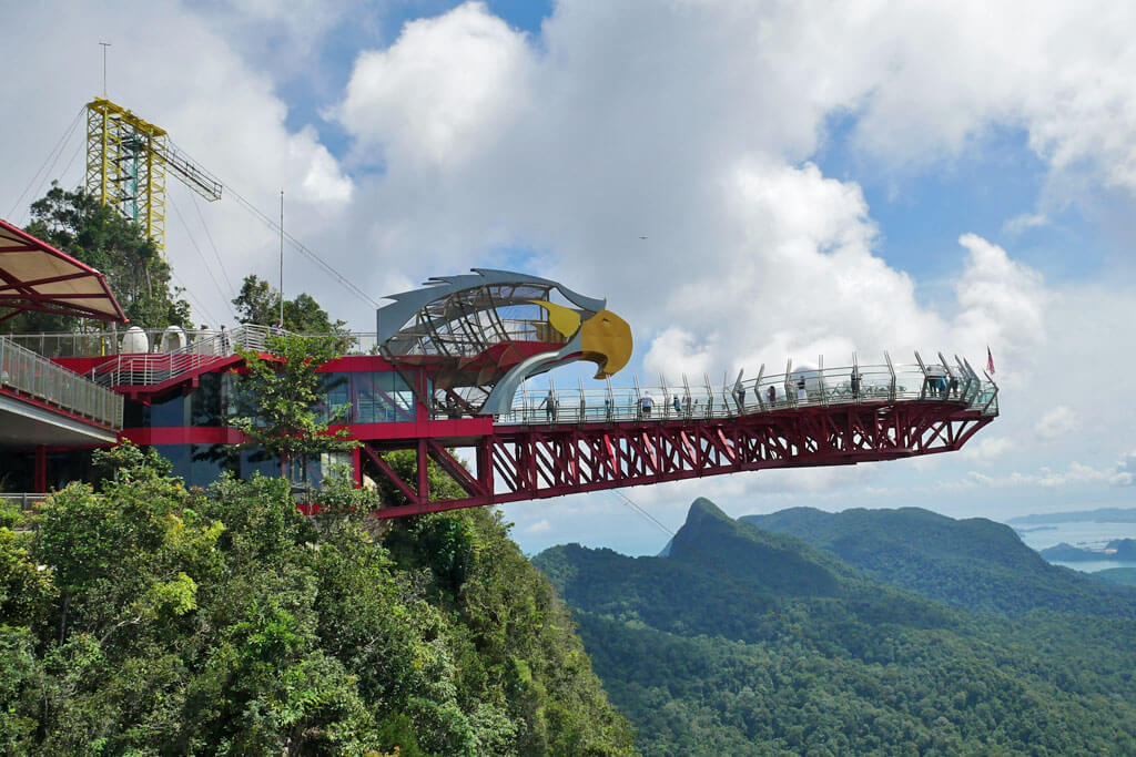 Aussichtsplattform mit Glasboden und in Form eines Adlerkopfes auf Langkawi in Malaysia, im Hintergrund Dschungel und Meer