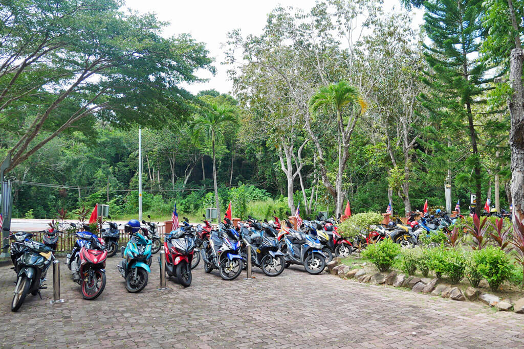 Motorroller parken auf der Insel Malaysia, umgeben von Dschungel