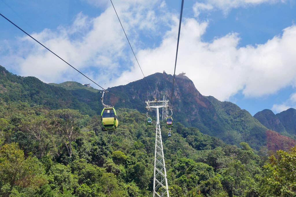 Blick auf Langkawi Cable Car über Dschungel und Berge im Hintergrund