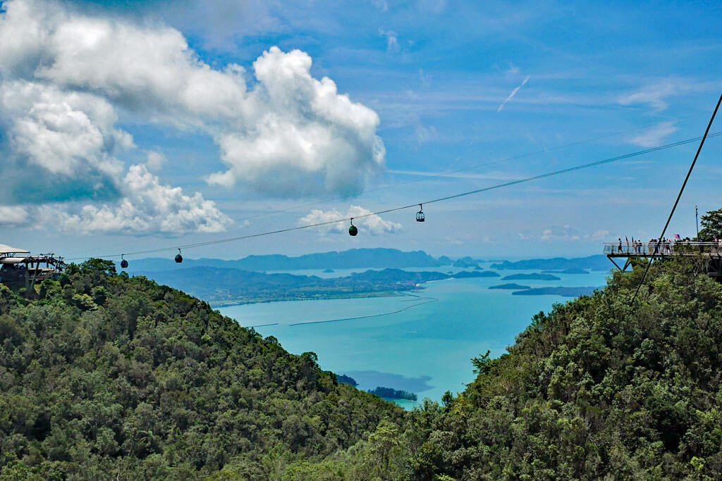 Seilbahn auf Langkawi mit Blick auf den Dschungel und das Meer