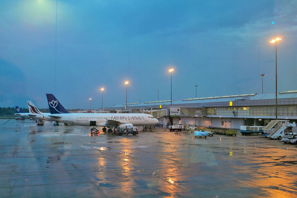Ein Flughafengelände bei Regen mit einer Maschine