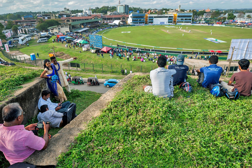Das Cricket-Stadion in Galle mit Besuchern und einem großen, grünen Feld
