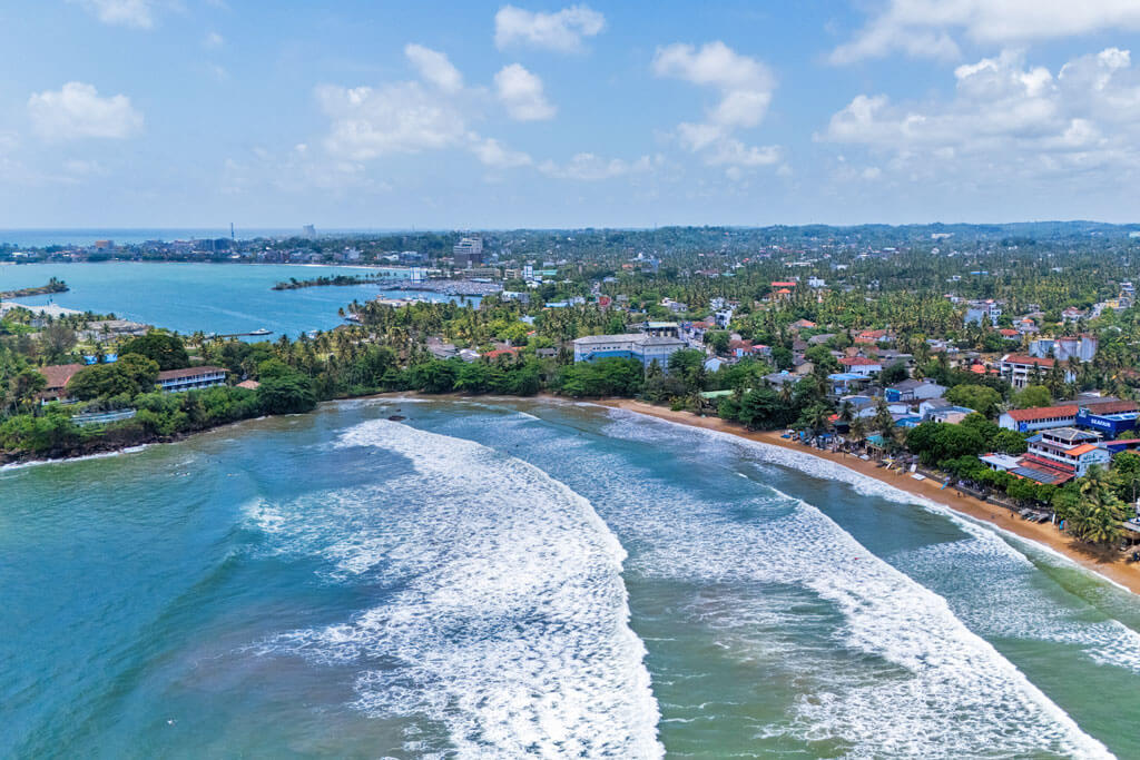 Luftaufnahme auf einen Strandabschnitt an der Küste