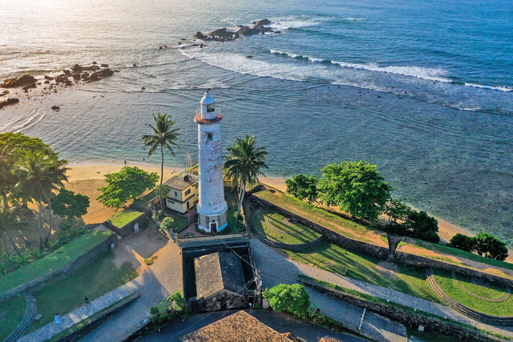 Luftaufnahme auf das Galle Fort und einen Leuchtturm direkt am Meer