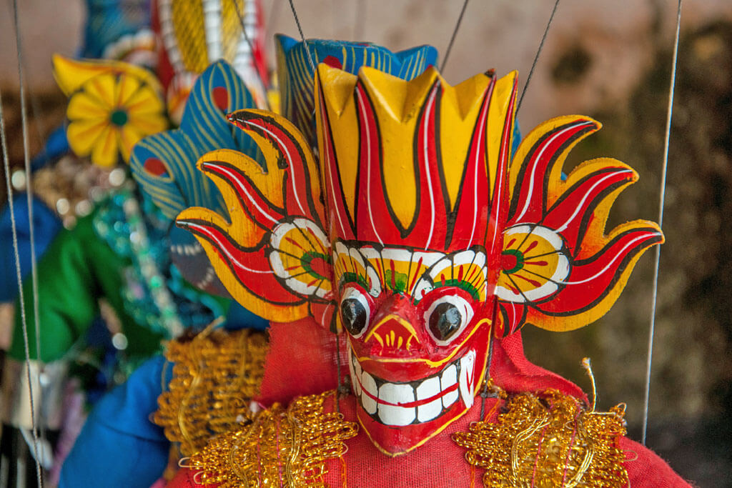 Eine traditionelle sri-lankische Maske in bunten Farben