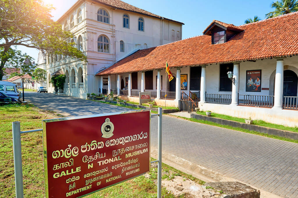 Ein Schild und ein Kolonialgebäude bilden das National Museum Galle