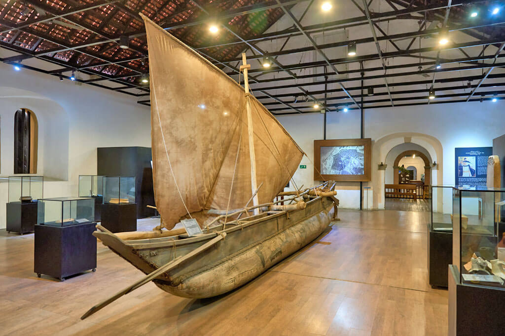 Das Innere eines Museums stellt ein altes Fischerboot aus vergangenen Zeiten aus