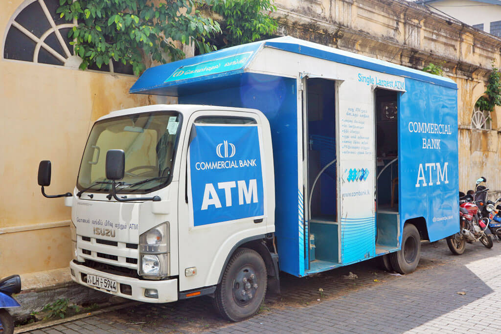 Ein Truck dient als Geldautomat