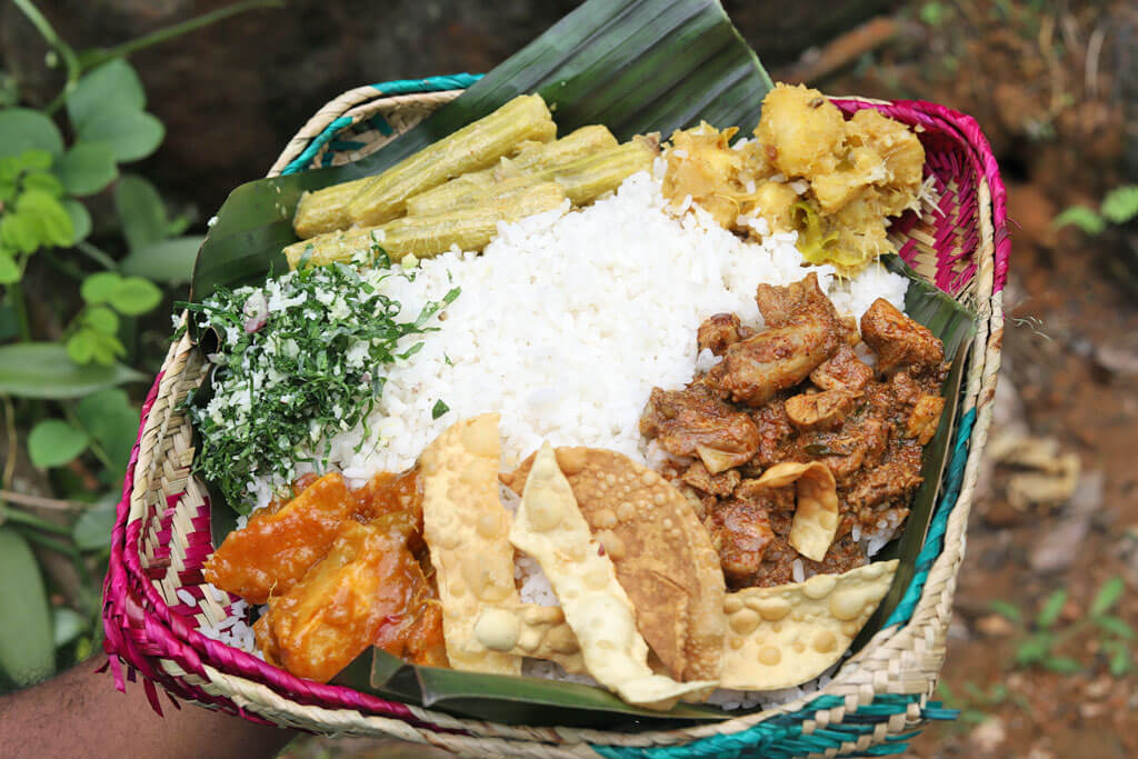 Ein typisches Gericht in Sri Lanka mit Reis und weiteren Beilagen