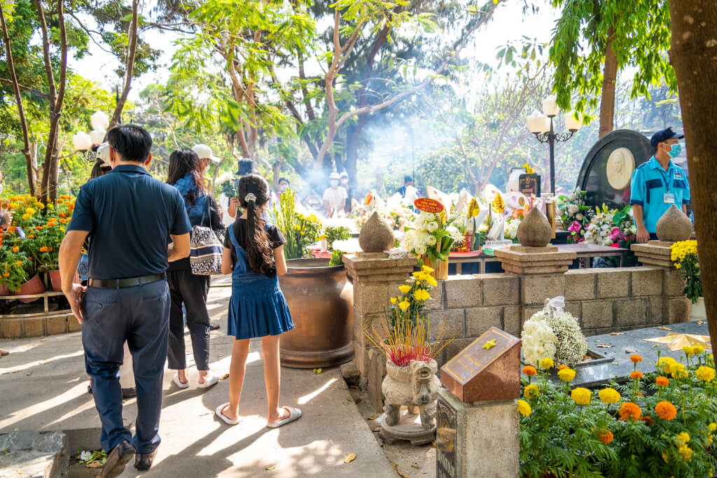 vietnamesische Besucher am Grab der Volksheldin Vo Thi Sau auf Con Dao